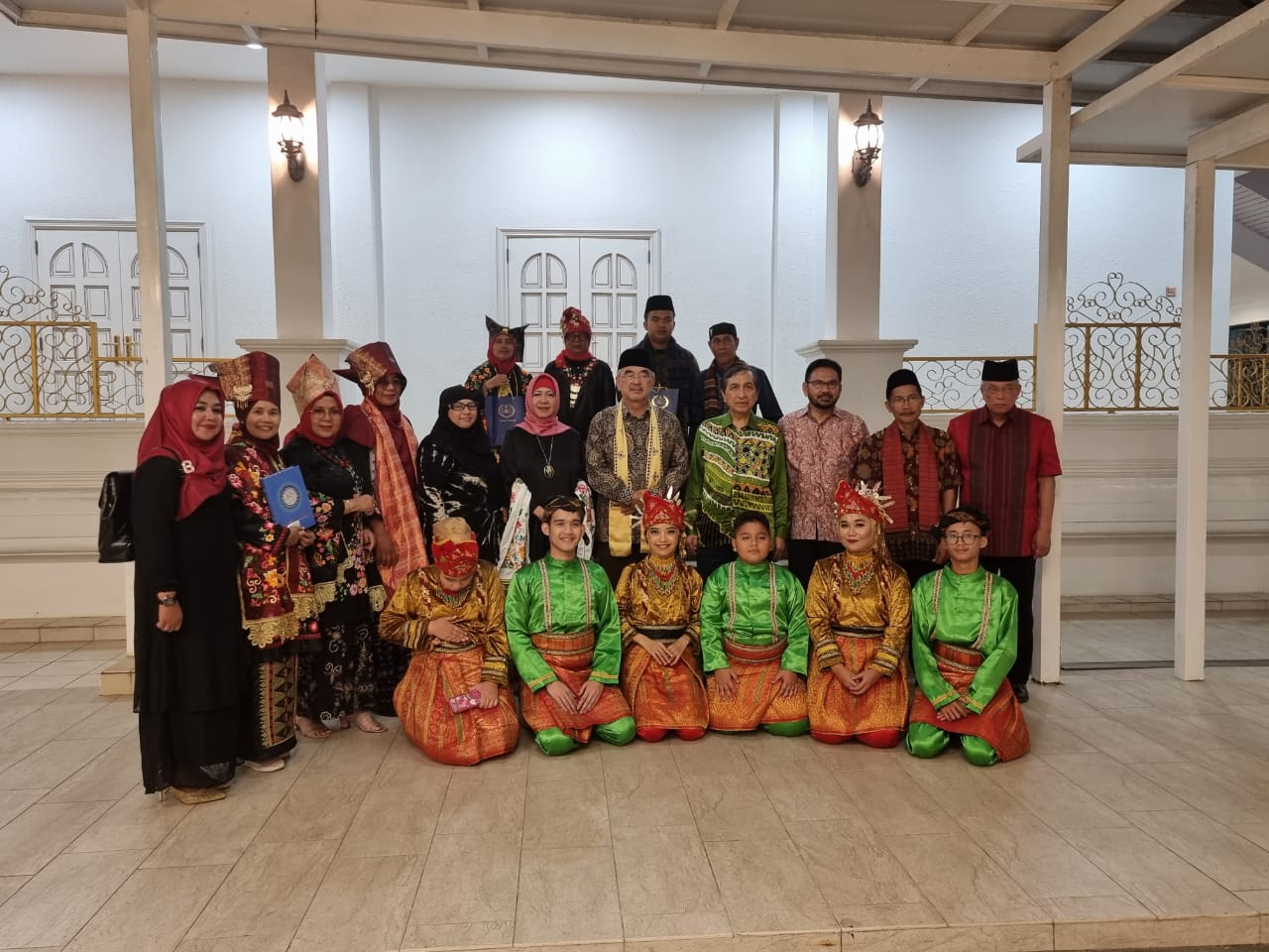 Delegasi DPD SatuPena Sumatera Barat dan Sumbar Talenta diterima Tuan Yang Terutama (TYT) Negeri Melaka Tun Seri Setia (Dr.) Hj. Mohd Ali Mohd Rustam, di istana Melaka, Sabtu (5/8/2023) malam. Foto ist.