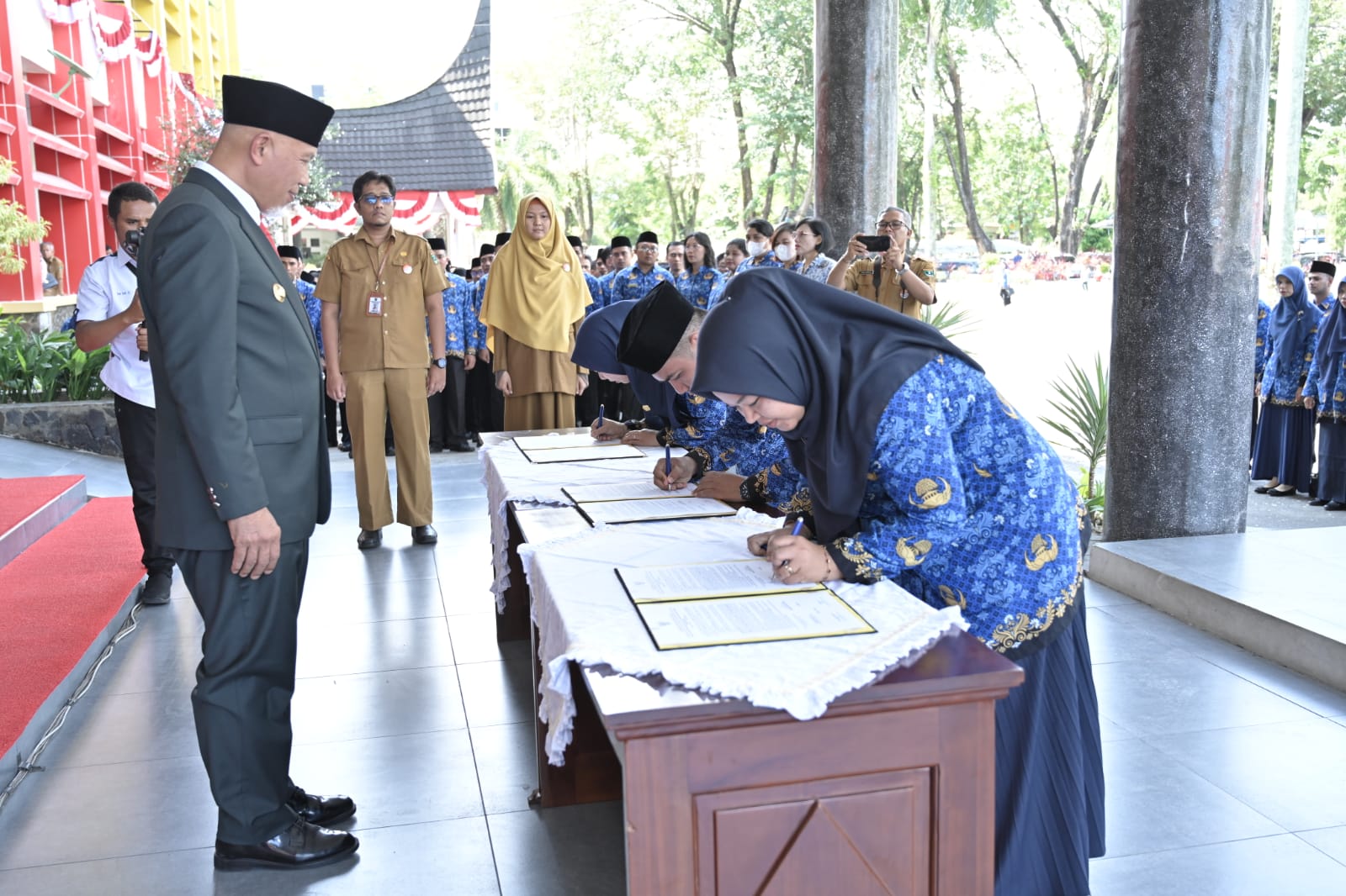 Gubernur Sumatera Barat Mahyeldi menyerahkan Surat Keputusan (SK) 2.310 Pegawai Pemerintah dengan Perjanjian Kerja (PPPK) formasi tahun 2022 di halaman Kantor Gubernur. Foto Adpsb.