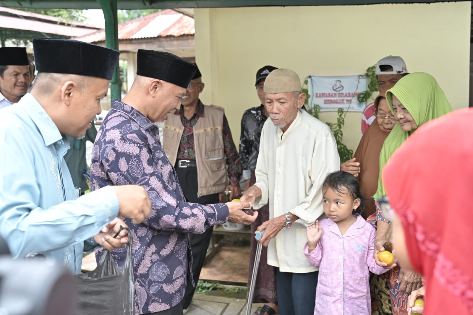 Gubernur Mahyeldi tampak berbincang hangat dengan para lansia, Panti Sosial Tresna Werdha (PSTW) Kasih Sayang Ibu di Kabupaten Tanah Datar. Foto Adpsb.