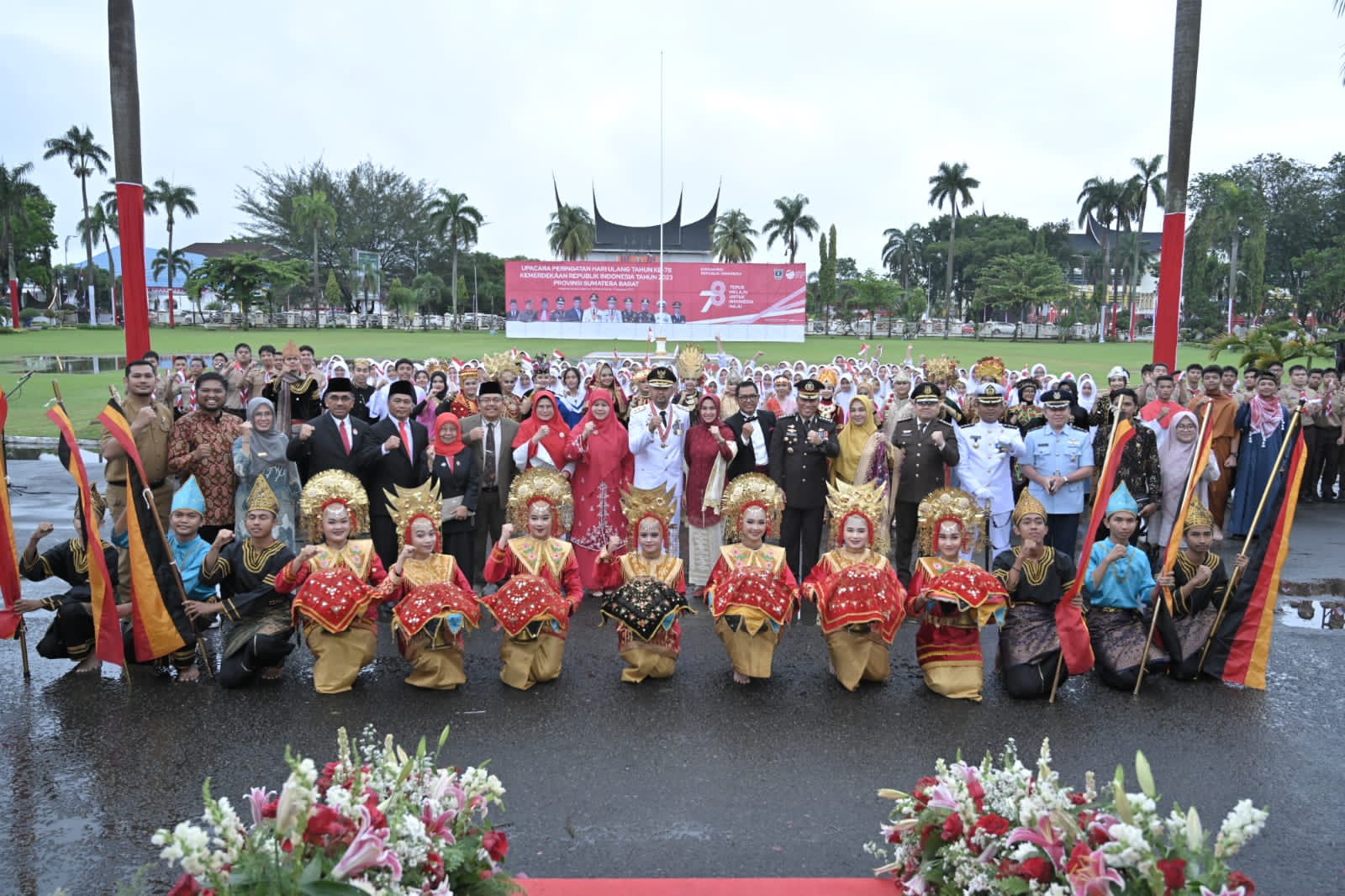 Peserta upacara dan pengisi acara penurunan bendera di halaman istana Gubernuran, bersama Wagub Audy Joinaldy. Foto Adpsb.  