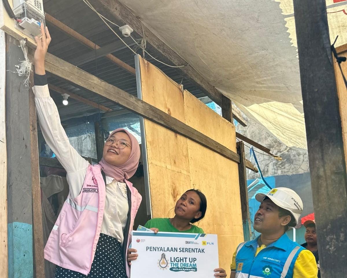 Shila tengah menyalakan secara simbolis dan mewujudkan mimpi Muliati (41) warga Kelurahan Rappojawa Kota Makassar untuk mendapatkan akses listrik gratis dalam program "Light Up The Dream"