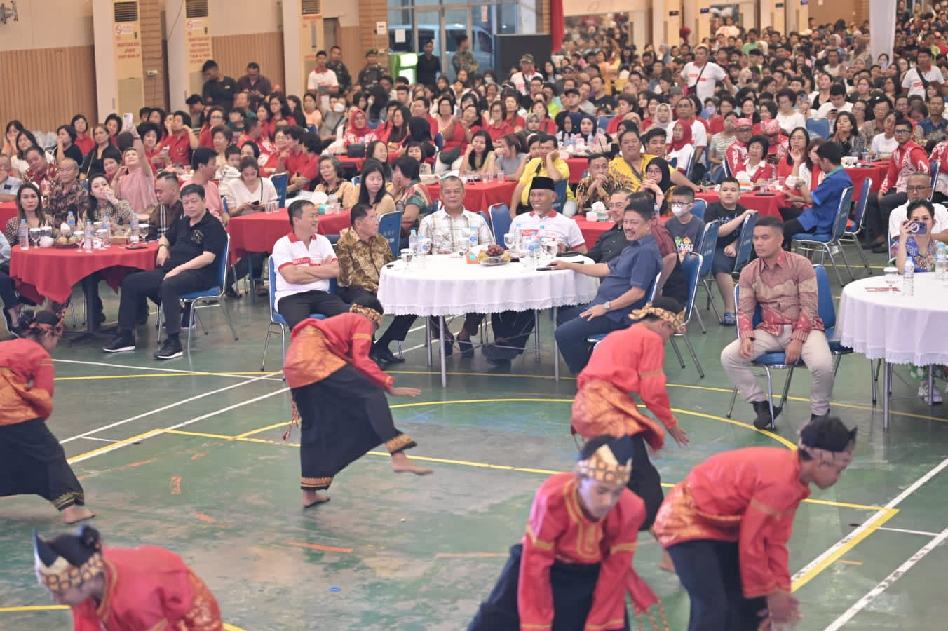 Gubernur Mahyeldi saat menutup acara Bazar Merah Putih di GOR Himpunan Tjinta Teman (HTT) Padang, Minggu malam (20/8/2023).