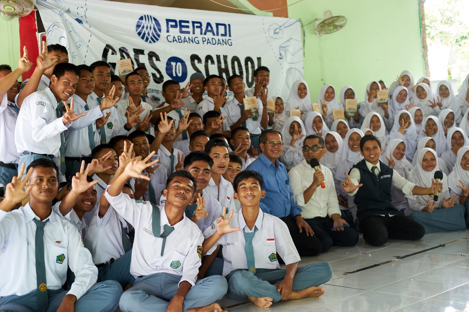 Peradi Goes to School (PGtS) seri ke 21 di Madrasah Aliyah Negeri (MAN) 3 Padang, Senin (21/8/2023) berjalan sukses, di mushalla sekolah di Banda Gadang Koto Tangah. Foto dok peradi.