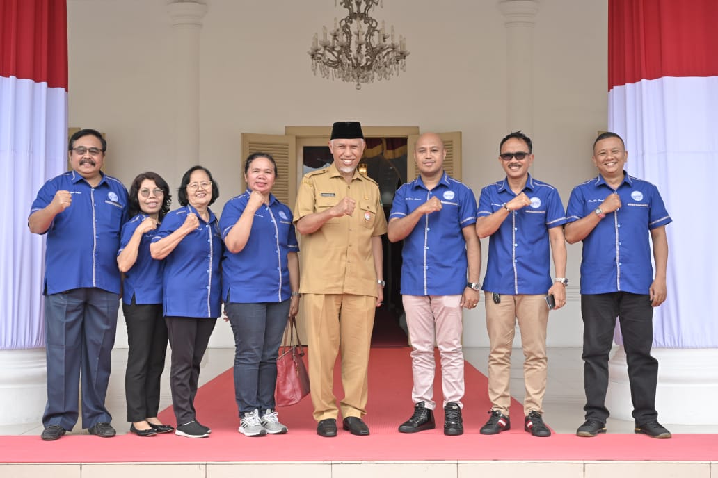 Gubernur Mahyeldi, menerima rombongan Gereja Protestan di Indonesia bagian Barat (GPIB) Jemaat Efrata Padang, di Gubernuran Sumbar, Senin (21/8/2023). Foto Adpsb. 