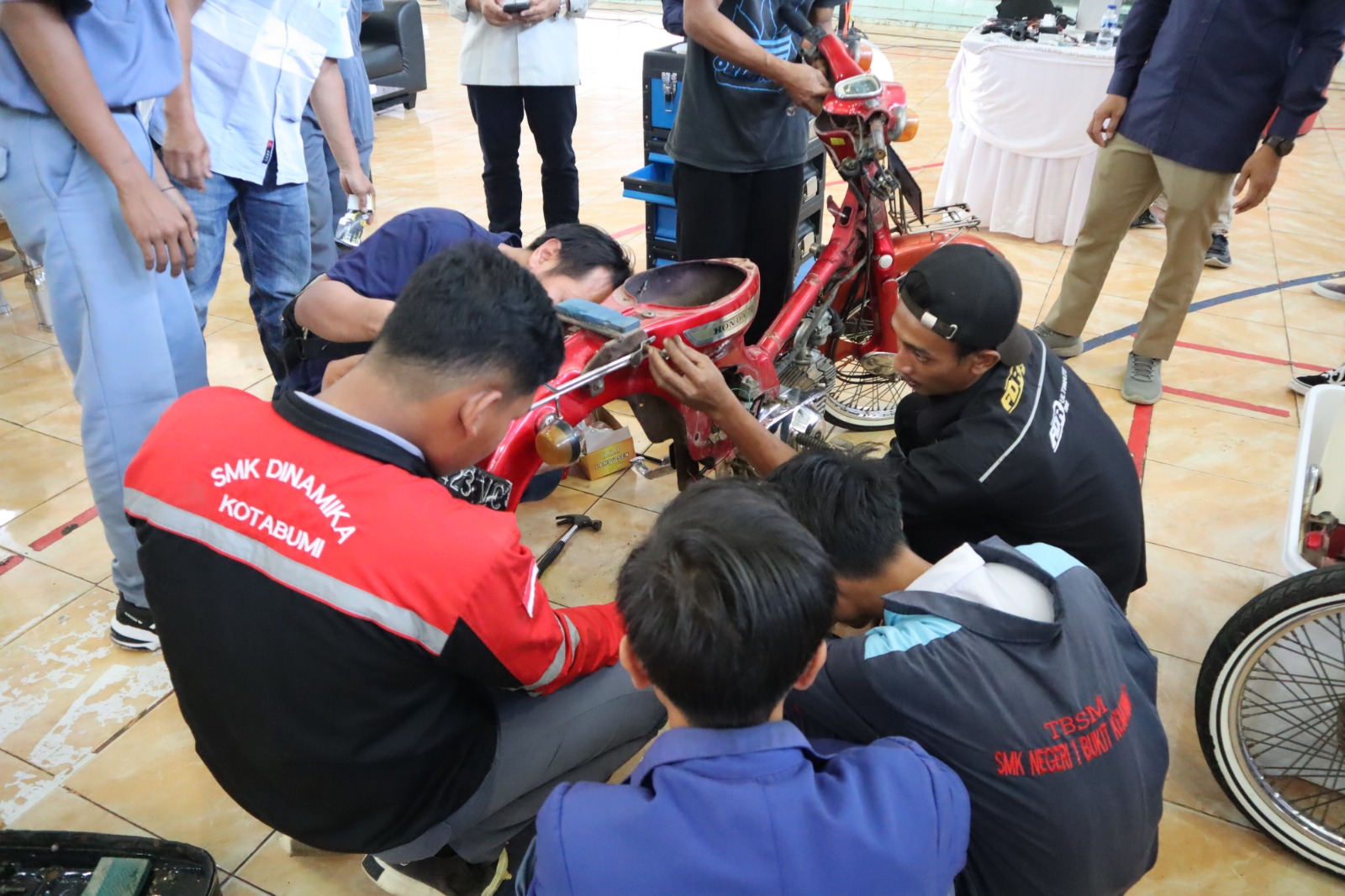 Para siswa SMK terlihat antusias mengikuti pelatihan konversi motor listrik yang diselenggarakan oleh PLN di Lampung pada 4-5 Juli 2023