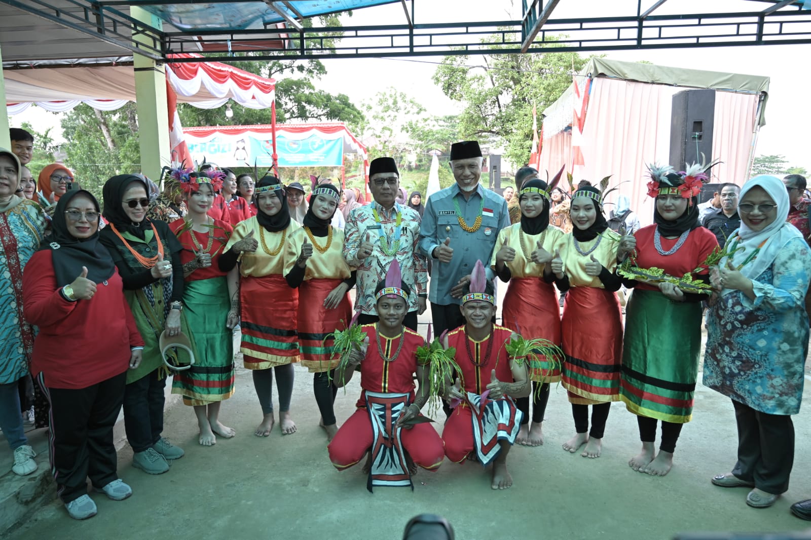 Kunjungan kerja Gubernur Sumatera Barat (Sumbar), Mahyeldi Ansharullah ke Kabupaten Kep. Mentawai dihiasi tari penyambutan dari siswa-siswi SMAN 2 Sipora. Foto Adpsb. 