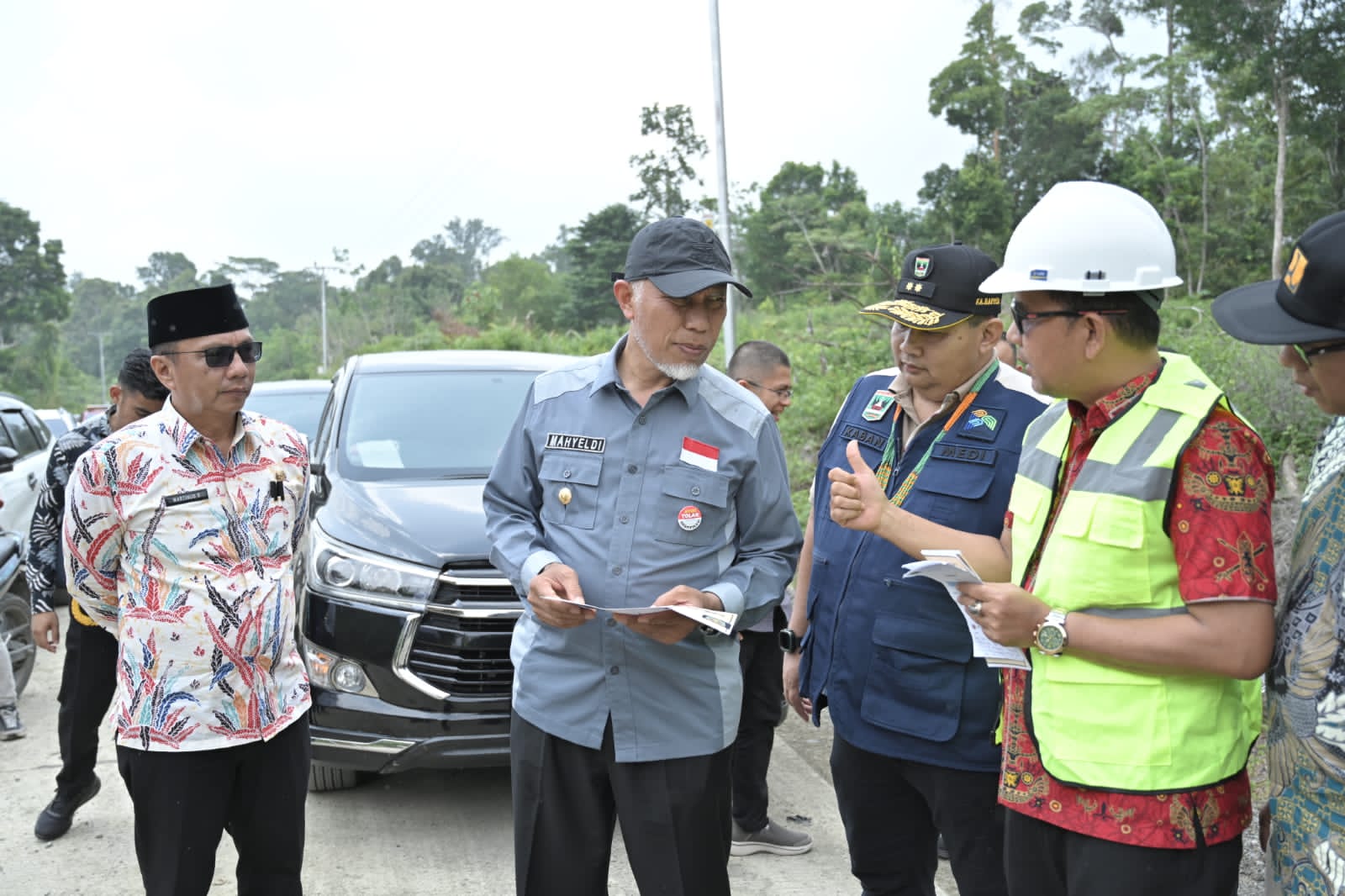 Gubernur Mahyeldi Ansharullah meninjau pengerjaan jalan long segment Kantor Camat Sipora Utara - Dusun Berkat sepanjang 5,9 kilometer (KM), Kamis (24/8/2023). Foto Adpsb. 