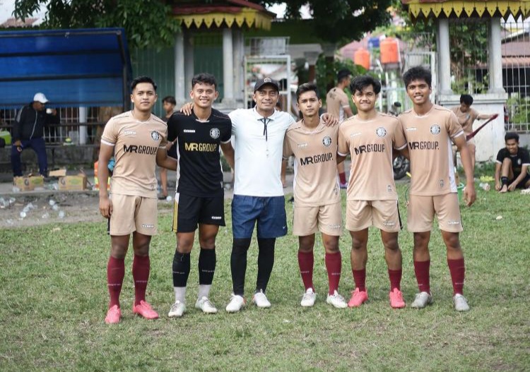 Riski Anwar (kedua dari kanan), foto bersama dengan 4 pemain lainnya asal Sumbar dan Coach Gusnedi Adang (pakai topi). Foto: Pekanbaru Warriors FC 