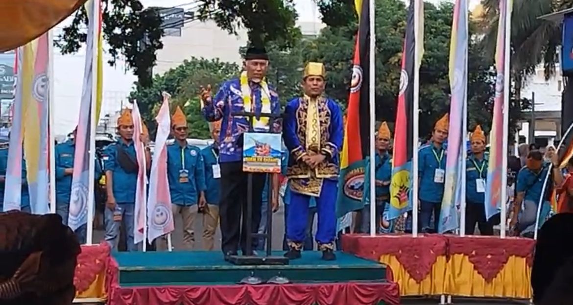 Gubernur Sumbar Mahyeldi menghadiri perayaan Urang Minang Baralek Gadang Tahun 2023, yang dihelat oleh Ikatan Keluarga Minang (IKM) Tasikmalaya di Taman Kota Tasikmalaya, Minggu (27/8/2023). Foto Adpsb. 