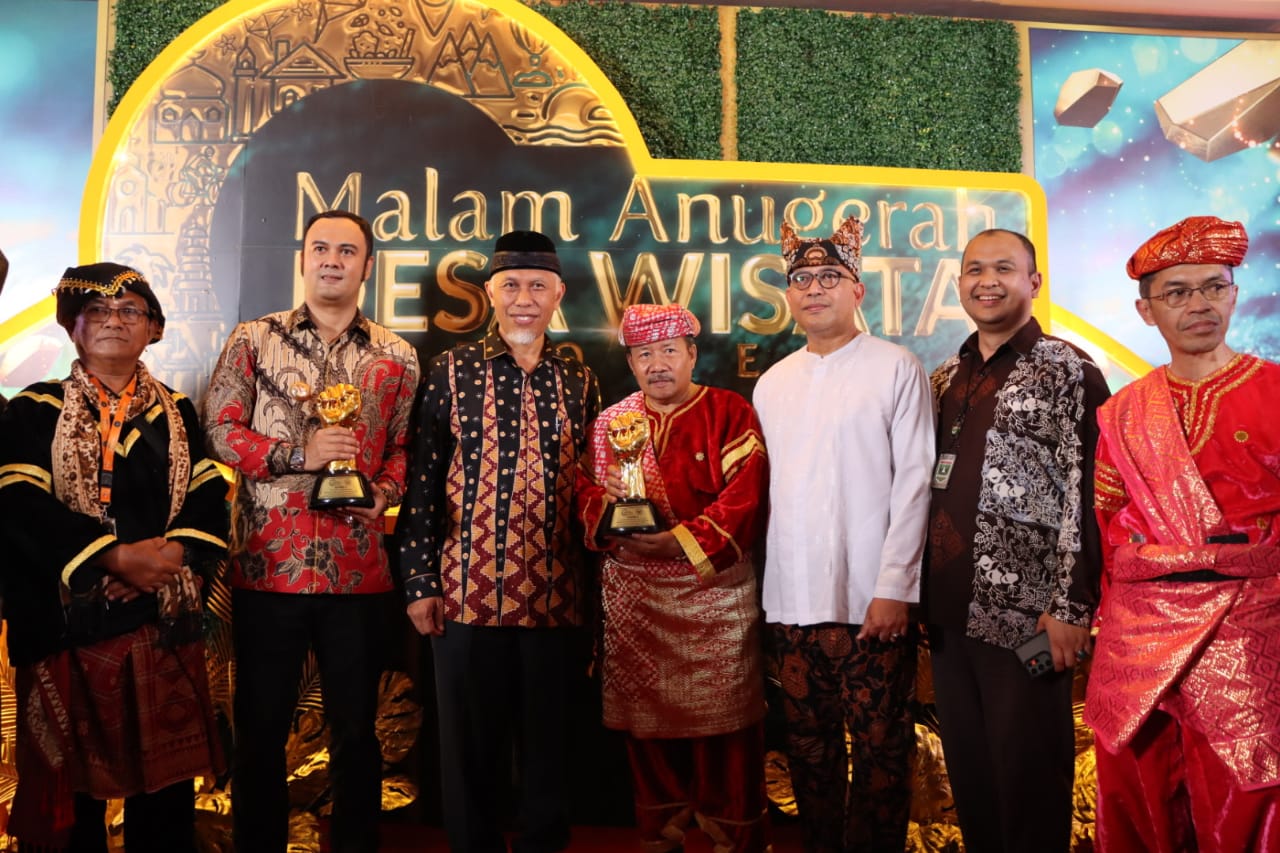 Gubernur Mahyeldi bersama penerima penghargaan ADWI 2023 di Gedung Sasono Taman Mini Indonesia Indah (TMII) Jakarta, Minggu, (27/8/2023). Foto Adpsb.