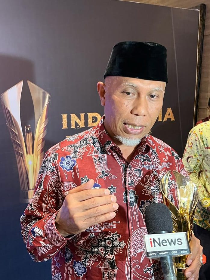 Gubernur Mahyeldi menerima penghargaan Indonesia Award 2023 kategori Excellent Award for Strategic Initiative Pembangunan Nagari Tertinggal dari INews Media Grup di Jakarta Pusat, Kamis (31/8/2023). Foto Adpsb. 