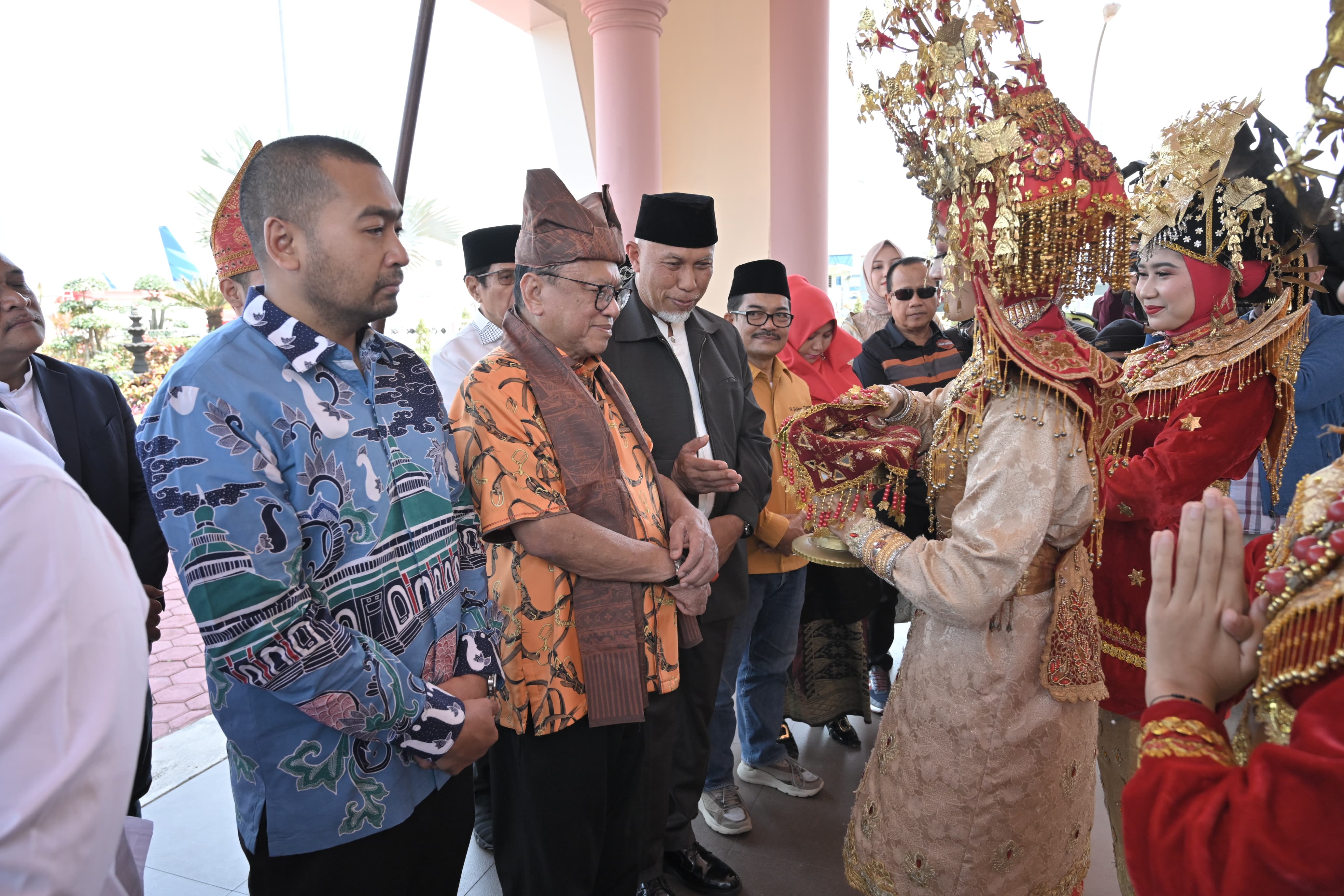 Gubernur Mahyeldi ketika menyambut kedatangan Ketua Umum DPP Gebu Minang, Oesman Sapta Odang (OSO) di Bandara Internasional Minangkabau, Padang Pariaman, Jumat (1/9/2023).