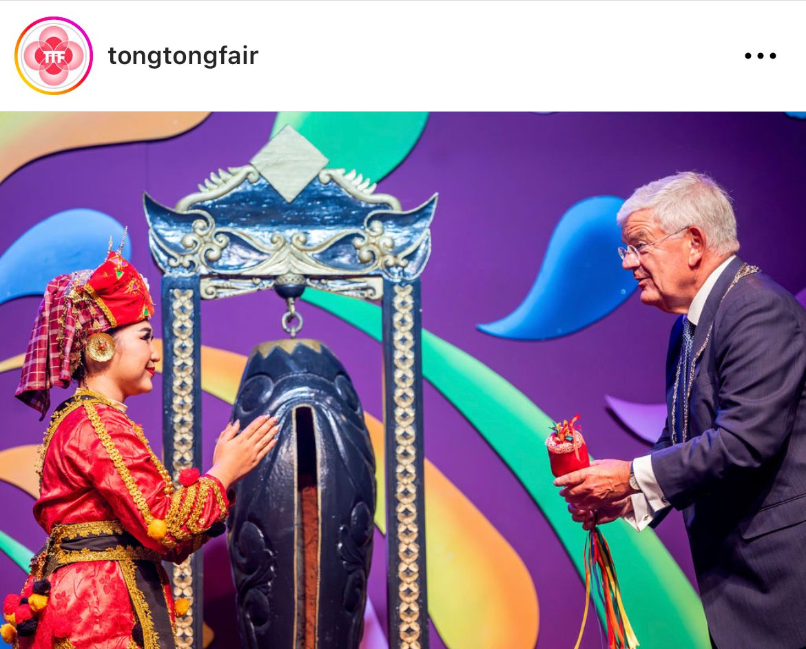 Penyerahan pemukul Gong oleh penari Sumbar Talenta kepada Walikota Den Haag, pada pembukaan Tong Tong Fair 2023. Foto dok Sastri. Jan Van Zanen, 