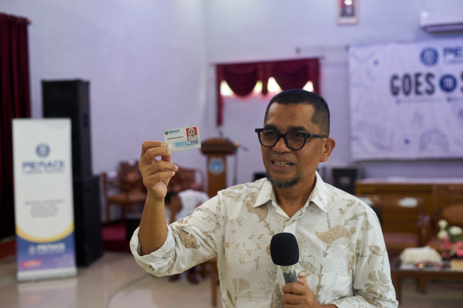 Ketua DPC Peradi Padang, Miko Kamal, saat menyampaikan materi hukum kepada siswa di Aula MAN 2 Padang, Senin (4/9/2023). Foto dok Peradi Padang.
