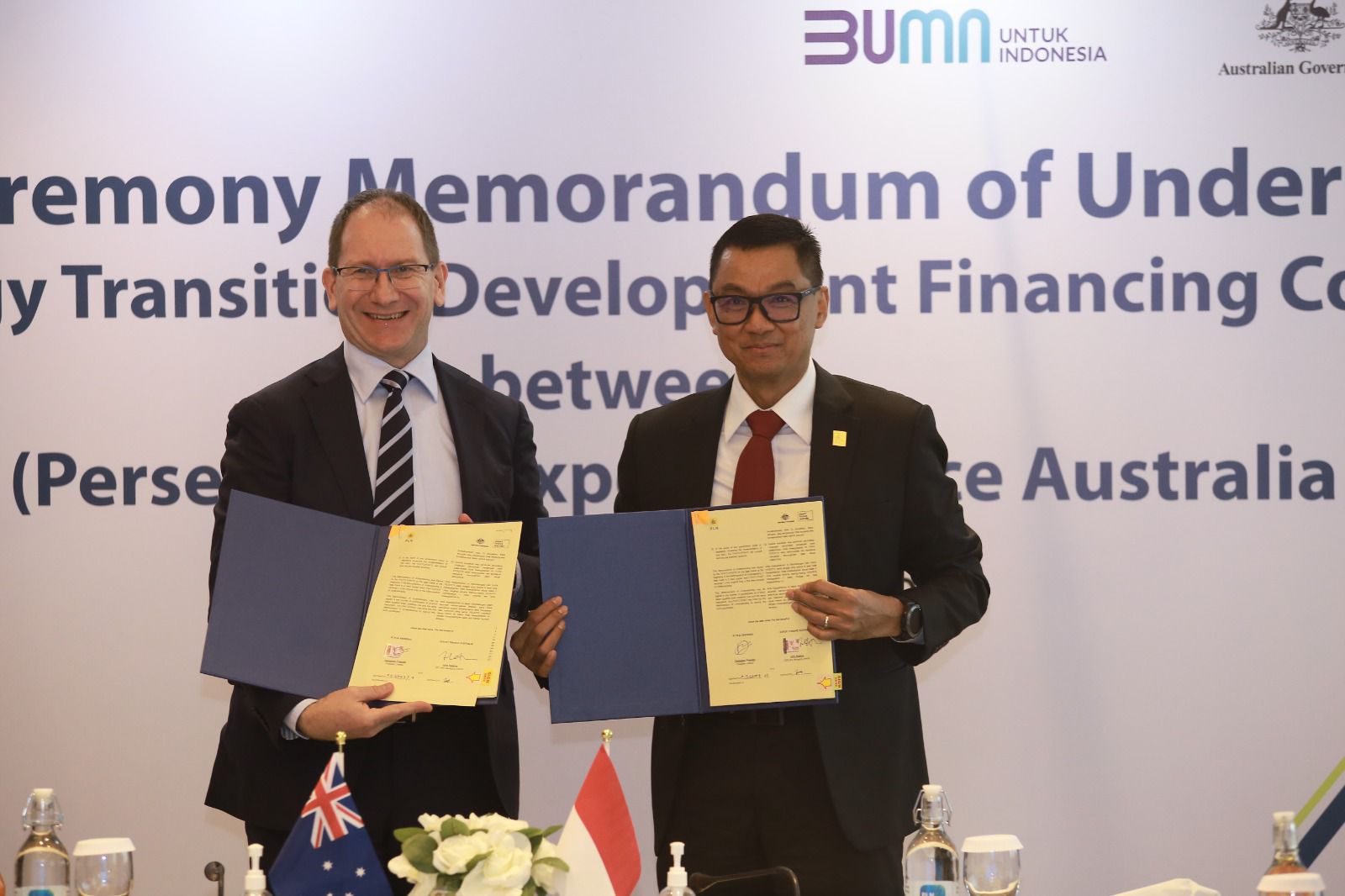 Komitmen bersama antara Direktur Utama PLN Darmawan Prasodjo dan CEO Export Finance Australia (EFA) John Hopkins dalam mendukung transisi energi di Indonesia.