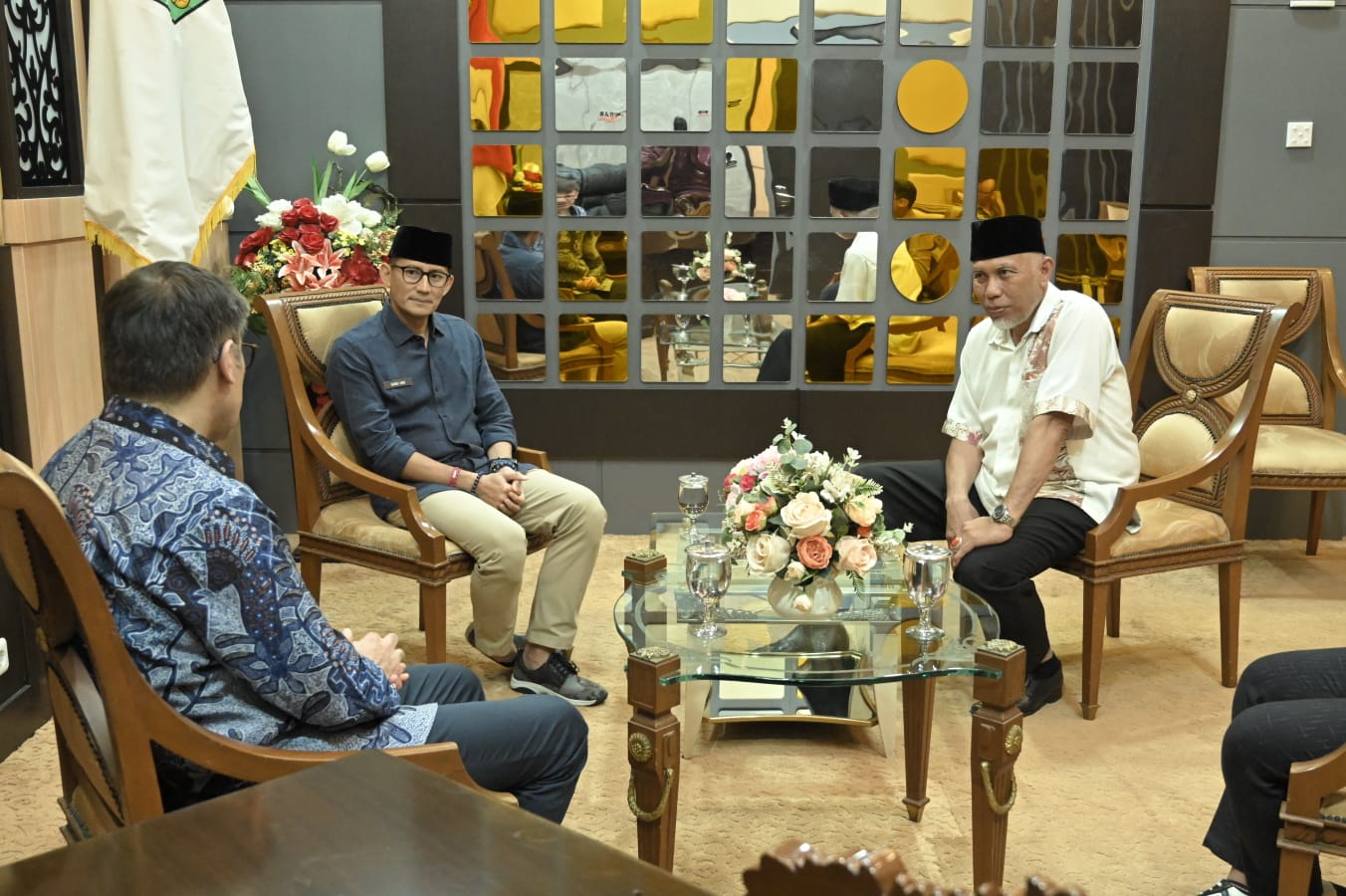 Gubernur Sumbar, Mahyeldi, Menparekraf, Sandiaga Uno, dan Dubes Turki untuk Indonesia,Talip Kucukcan, di Padang, Sabtu (9/9/2023). Foto Adpsb. 