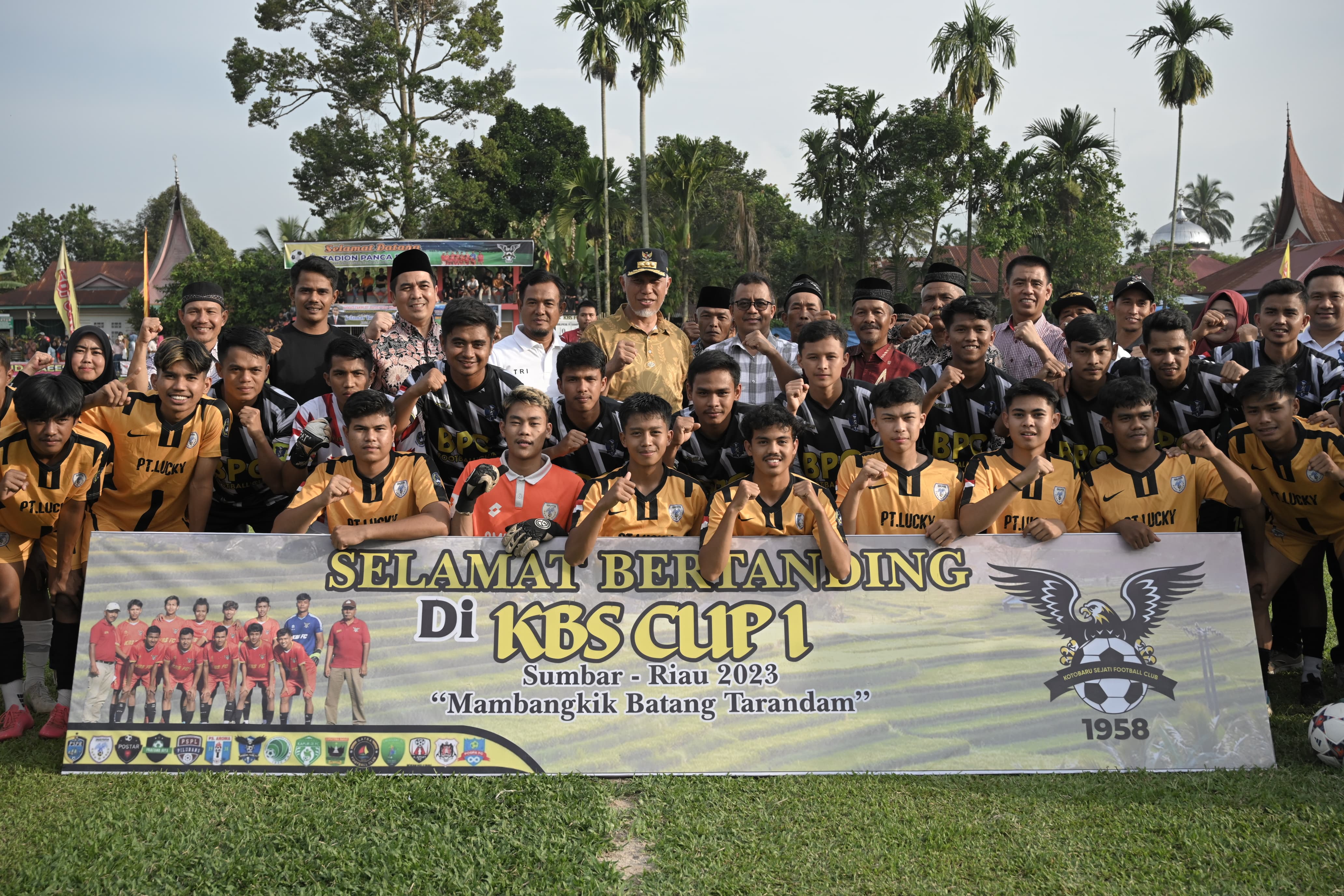 Mahyeldi Ansharullah (tengah) membuka Open Turnamen Koto Baru Sepakbola (KBS) CUP I Tahun 2023 di Lapangan Panca Dharma, Kelurahan Koto Baru, Kecamatan Payakumbuh Timur, Kota Payakumbuh, Sabtu, (9/9/2023). Foto Adpsb. 