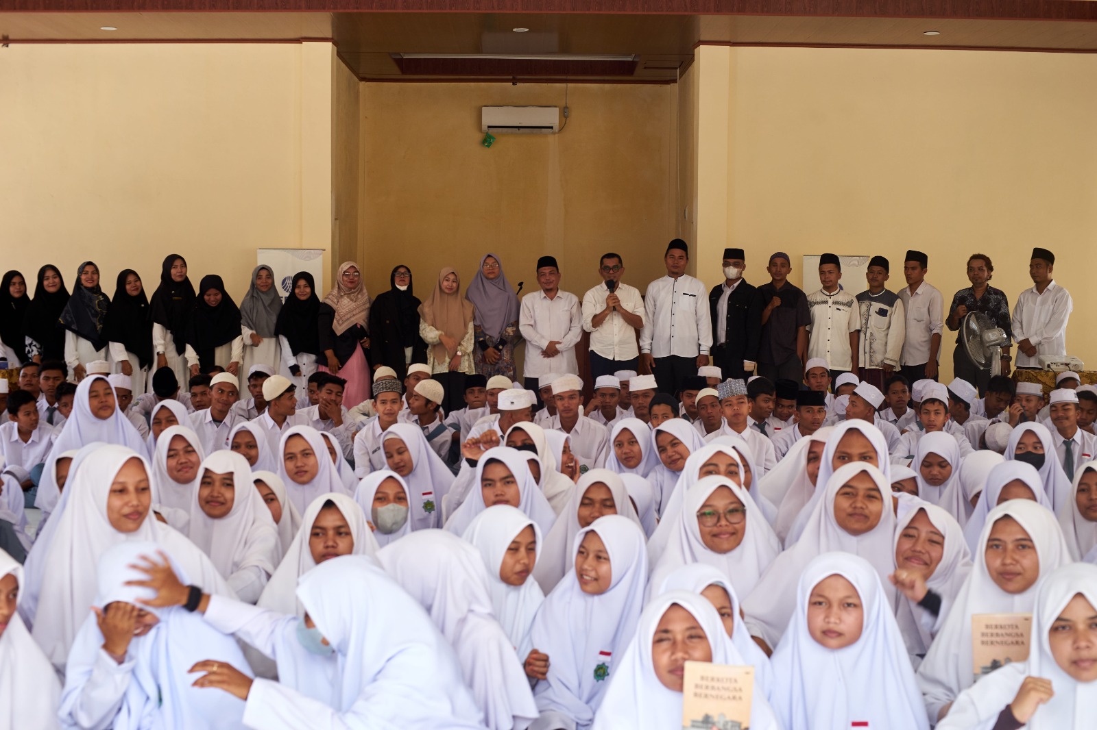 Peradi Goes to School (PGtS) seri ke 24 yang digelar di Madrasah Aliyah Swasta (MAS) A-Falah Padang, Senin (11/9/2023). Foto dok Peradi Padang.