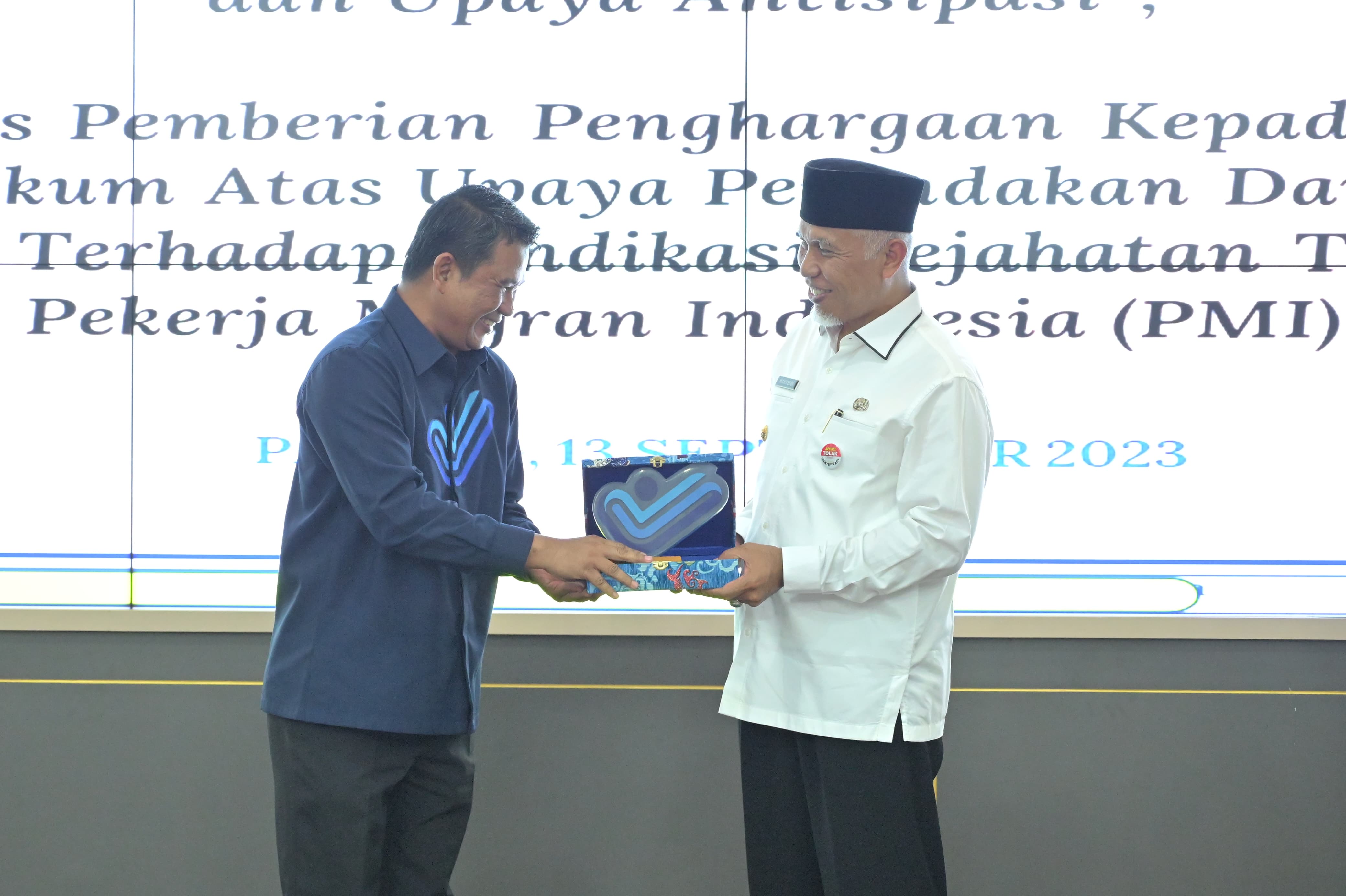 Gubernur Sumatera Barat, Mahyeldi Ansharullah, meraih penghargaan berkat upaya perlindungan dan penegakan hukum terhadap sindikasi kejahatan kepada Pekerja Migran Indonesia (PMI). Foto Adpsb. 