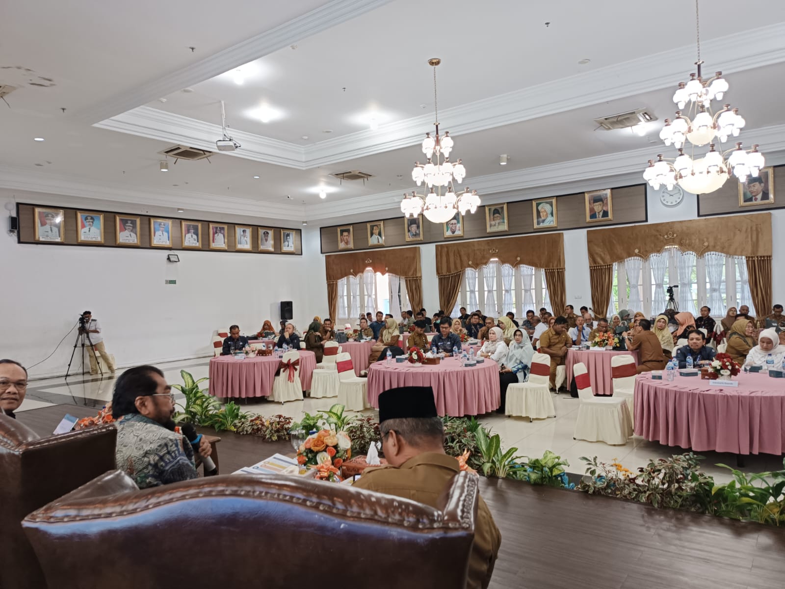 Anggota DPD RI, Leonardy Harmainy, saat presentasi pada Workshop Evaluasi Pengelolaan Keuangan dan Pembangunan Desa Tingkat Regional Provinsi Sumatera Barat. Foto ist. 