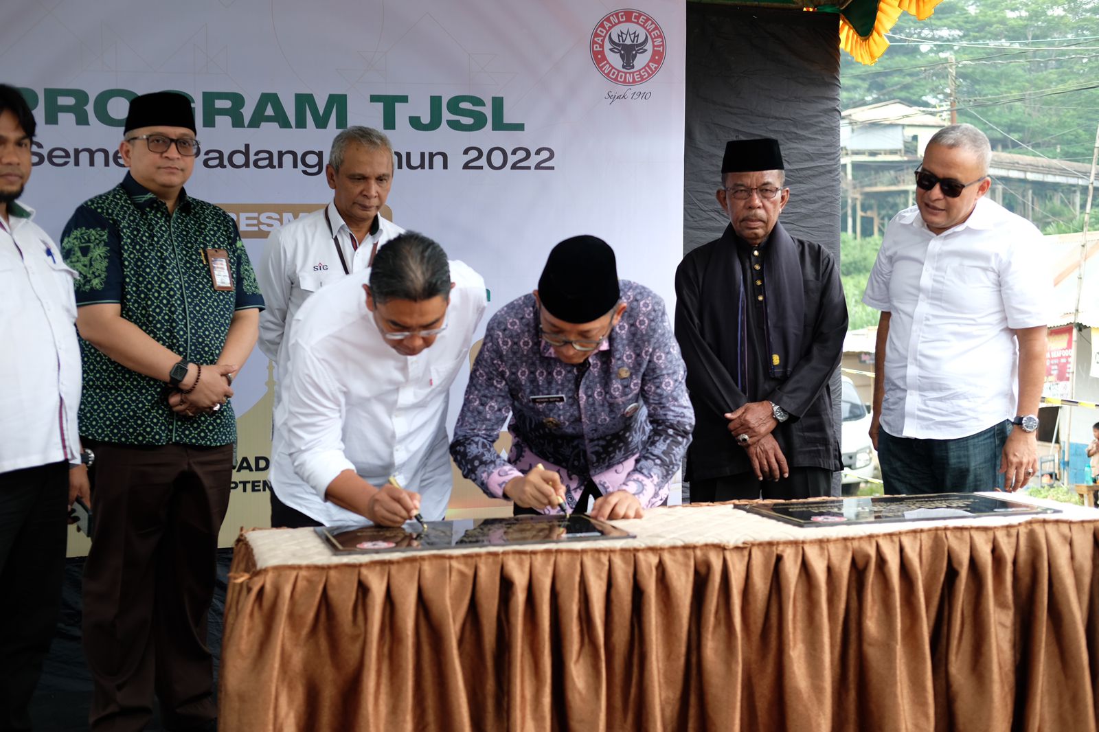 Walikota Padang Hendri Septa bersama Direktur Supply Chain SIG Yosviandri, meresmikan dua masjid di Kecamatan Lubuk Kilangan, Kota Padang,