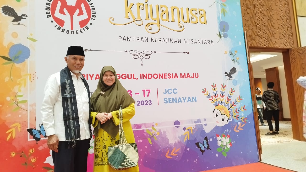 Gubernur Sumatera Barat, Mahyeldi bersama Ketua Dekranasda Sumbar, Harneli Mahyeldi, mengunjungi pameran produk UMKM dari Sumbar yang ikut serta dalam Pameran Kerajinan Nusantara (Kriyanusa) Tahun 2023 di Jakarta Convention Center, Jakarta Pusat, Jumat (1