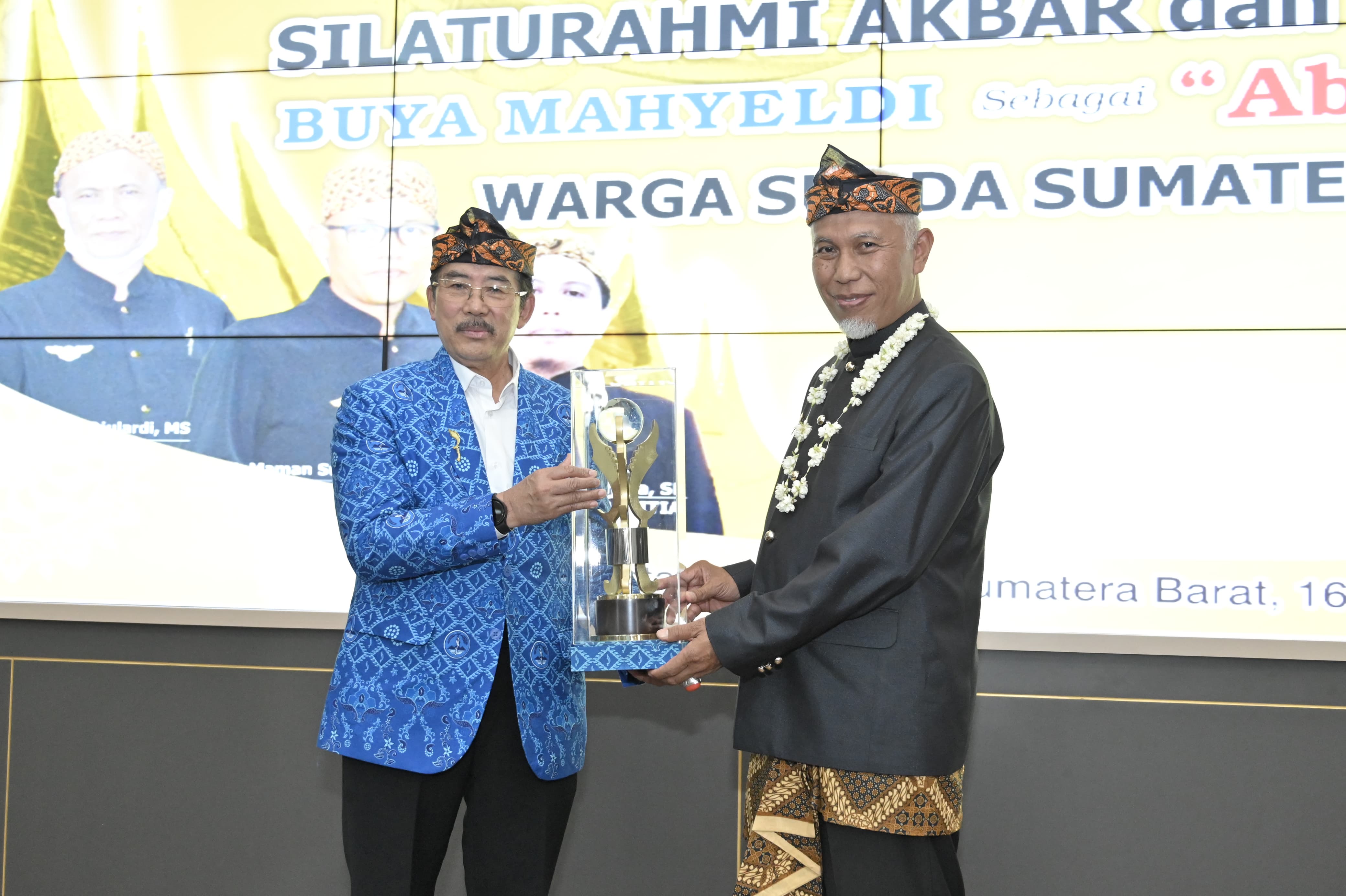 Gubernur Sumbar Mahyeldi menerima gelar kehormatan "Abah Rakean" dari Pengurus Besar (PB) Paguyuban Pasundan Sumbar di Auditorium Gubernuran, Sabtu (15/9/2023). Foto Adpsb. 