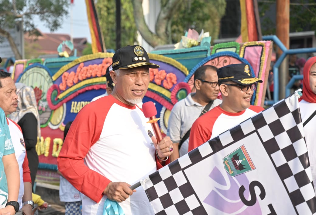 Gubernur Mahyeldi, melepas jalan santai bersama masyarakat Padang, Minggu (17/9/2023). Foto Adpsb. 