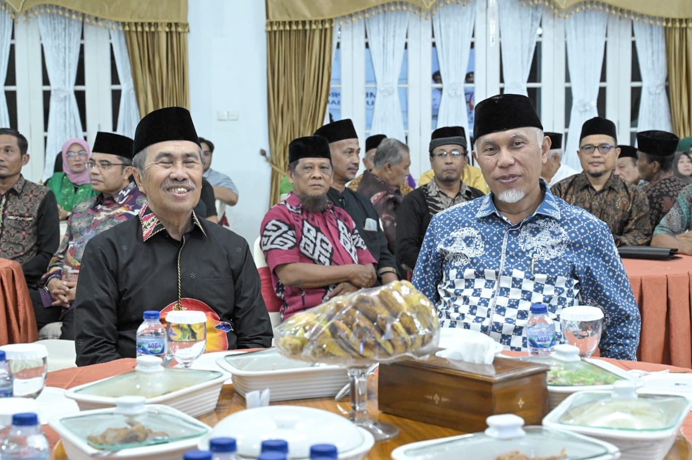 Gubernur Sumbar Mahyeldi menggelar jamuan makan malam dengan Gubernur Riau, Syamsuar beserta rombongan di Auditorium Gubernuran, Sabtu (16/9/2023). Foto Adpsb. 