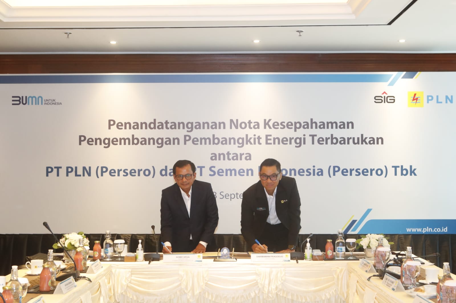 Penandatanganan nota kesepahaman pengembangan energi terbarukan antara Direktur Utama PT PLN (Persero), Darmawan Prasodjo (kanan) dan Direktur Utama PT Semen Indonesia (Persero) Tbk (SIG), Donny Arsal (kiri) di Jakarta pada Senin (18/9).