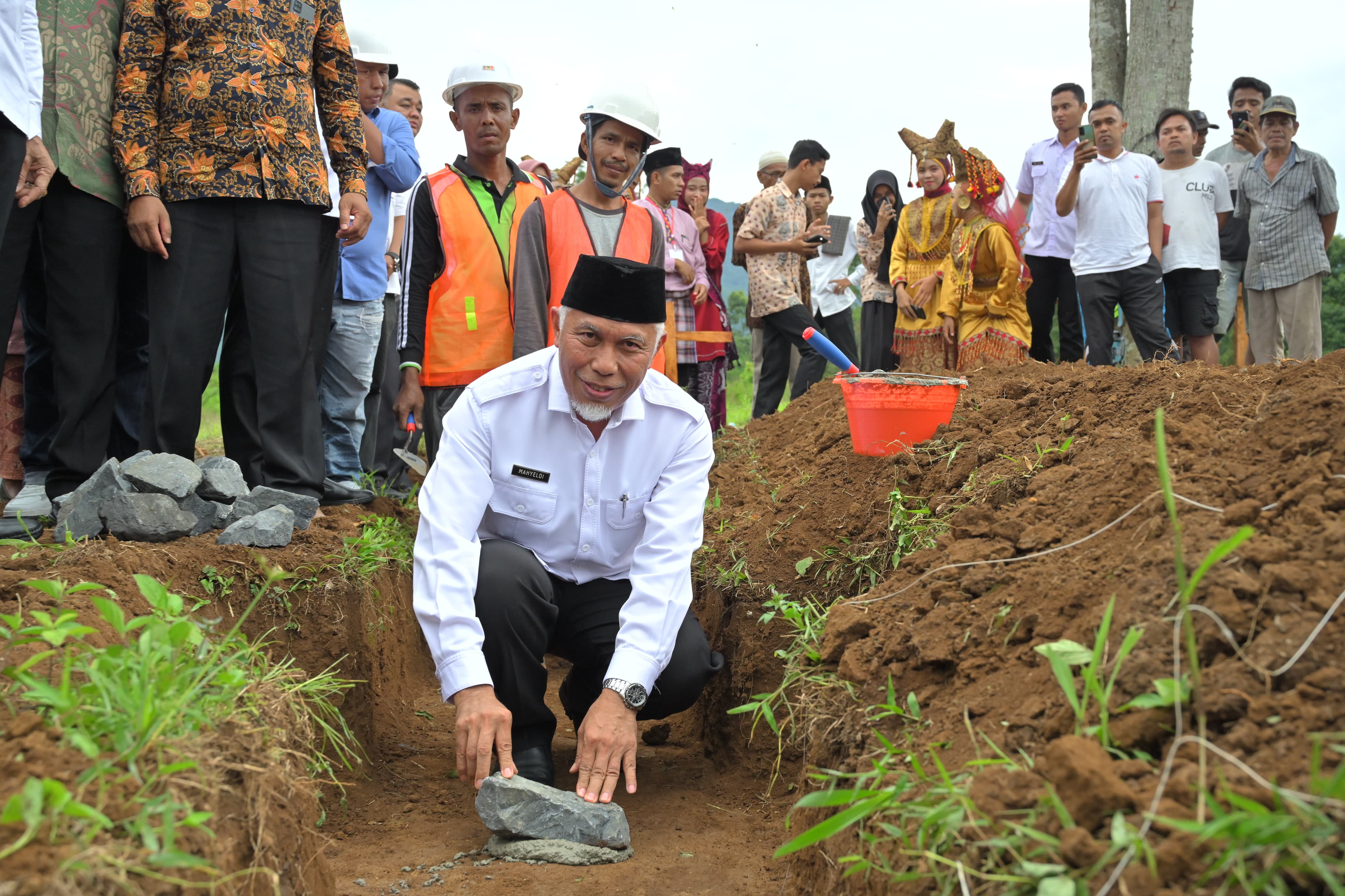 Gubernur Sumbar Mahyeldi meletakkan batu pertama pembangunan Unit Sekolah Baru (USB) SMK Kesehatan Negeri Akabiluru, Kabupaten Limapuluh Kota, Rabu (20/9/2023). Foto Adpsb. 