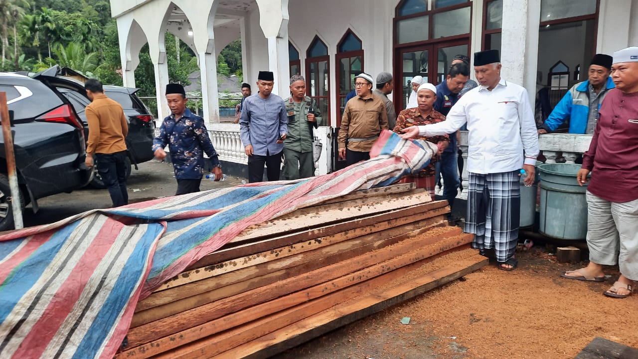 Gubernur Provinsi Sumatera Barat Mahyeldi Ansharullah menyerahkan kayu tak bertuan temuan Dinas Kehutanan Sumbar, untuk pembangunan dua masjid di Kabupaten Pesisir Selatan, Jumat (22/9/2023). Foto Adpsb.