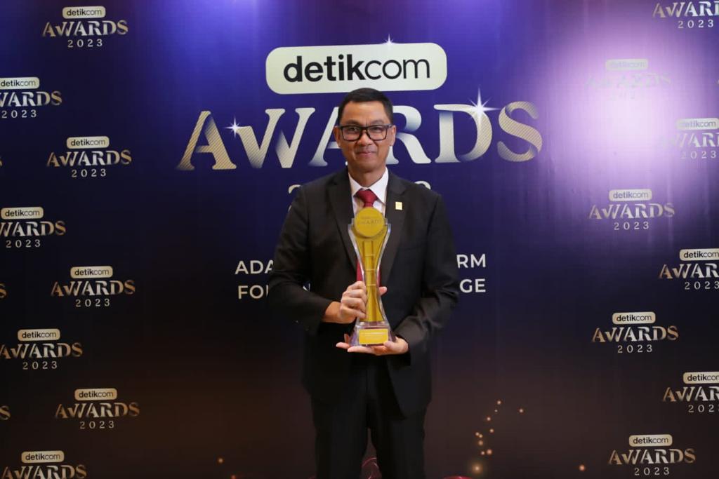 Direktur Utama PLN Darmawan Prasodjo  menerima penghargaan PLN sebagai perusahaan *Terdepan dalam Wujudkan Transisi Energi* pada Detikcom Awards 2023, Kamis (21/9) di Jakarta.