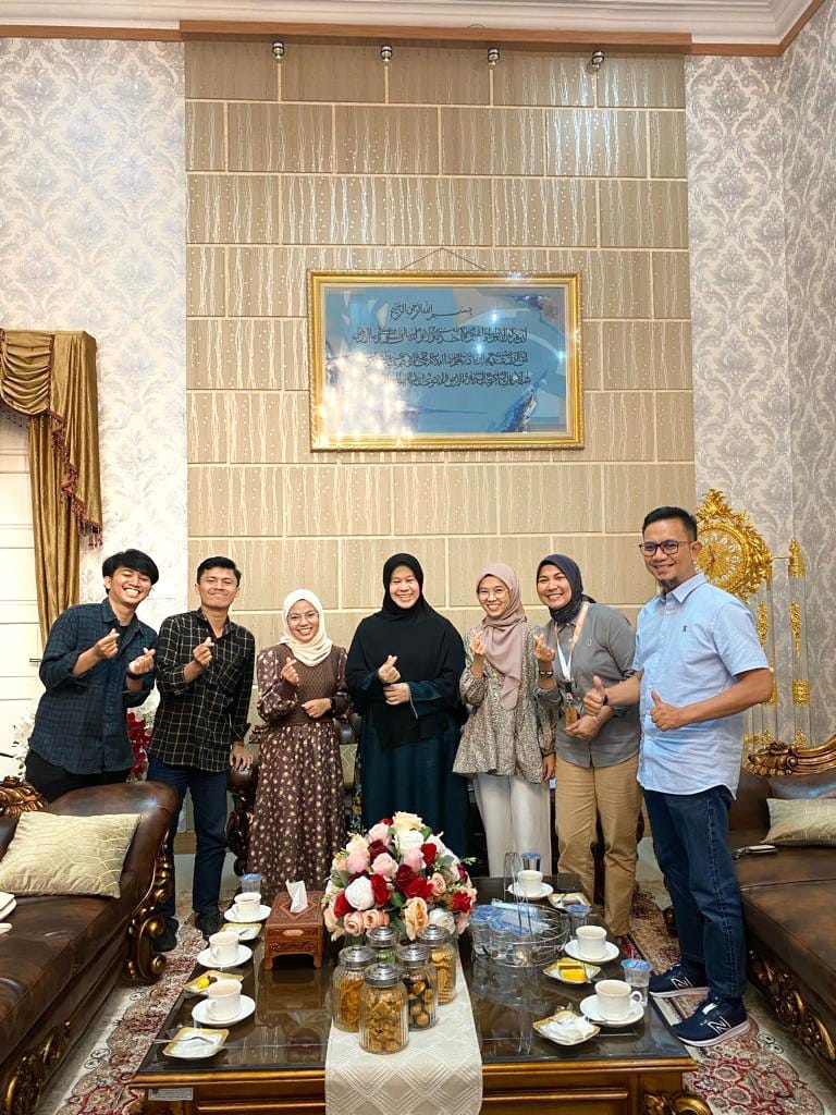 Umi Harneli saat berbincang bersama mentor pengajar RCP, Firzan  Nurul, Putri dan Han, Sabtu (23/9/2023). Foto ist.