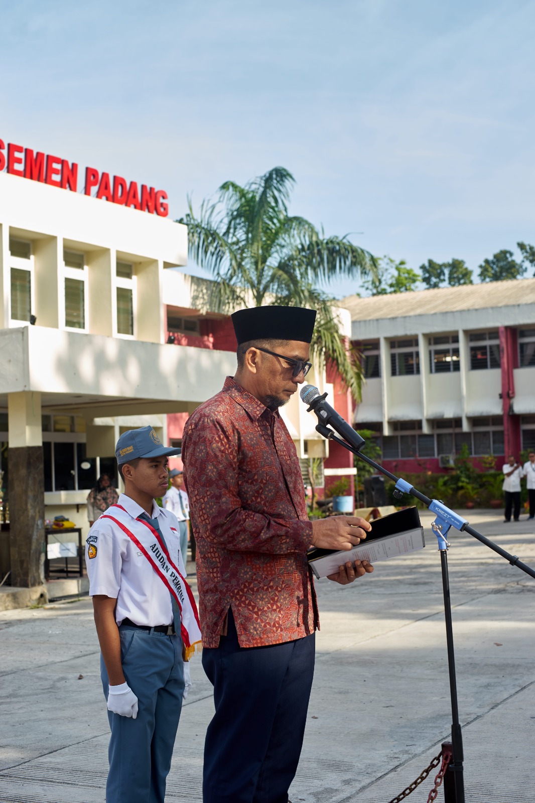 Ketua Peradi Cabang Padang, Miko Kamal, menjadi pembina upacara di SMA Semen Padang. Foto dok Peradi Padang.