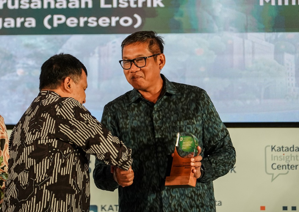 Direktur Manajemen Proyek dan EBT PLN Wiluyo Kusdwiharto (kanan) menerima plakat penghargaan Katadata Green Initiative Awards 2023 untuk kategori Energy/Mining dari Direktur Bisnis dan Digital Katadata Maryadi (kiri), di Jakarta, Selasa (26/9). Penghargaa