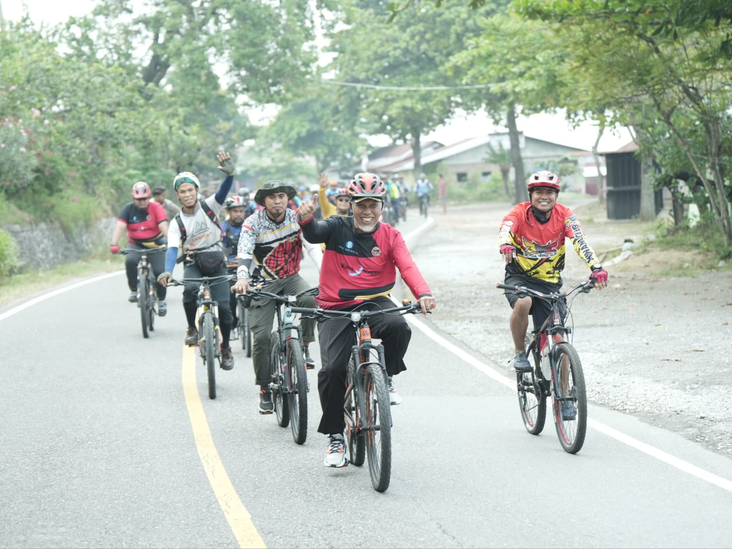 Gubernur Sumbar Mahyeldi, bersepeda setelah melepas ribuan peserta Minangkabau Basepeda Salingka Danau Singkarak di Dermaga Singkarak, Sabtu (30/9/2023). Foto Adpsb. 