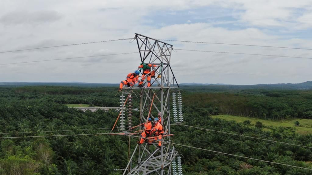 Personil PLN saat melakukan pemeliharaan pada jaringan transmisi di Sistem Interkoneksi Kalimantan untuk memastikan keandalan listrik.