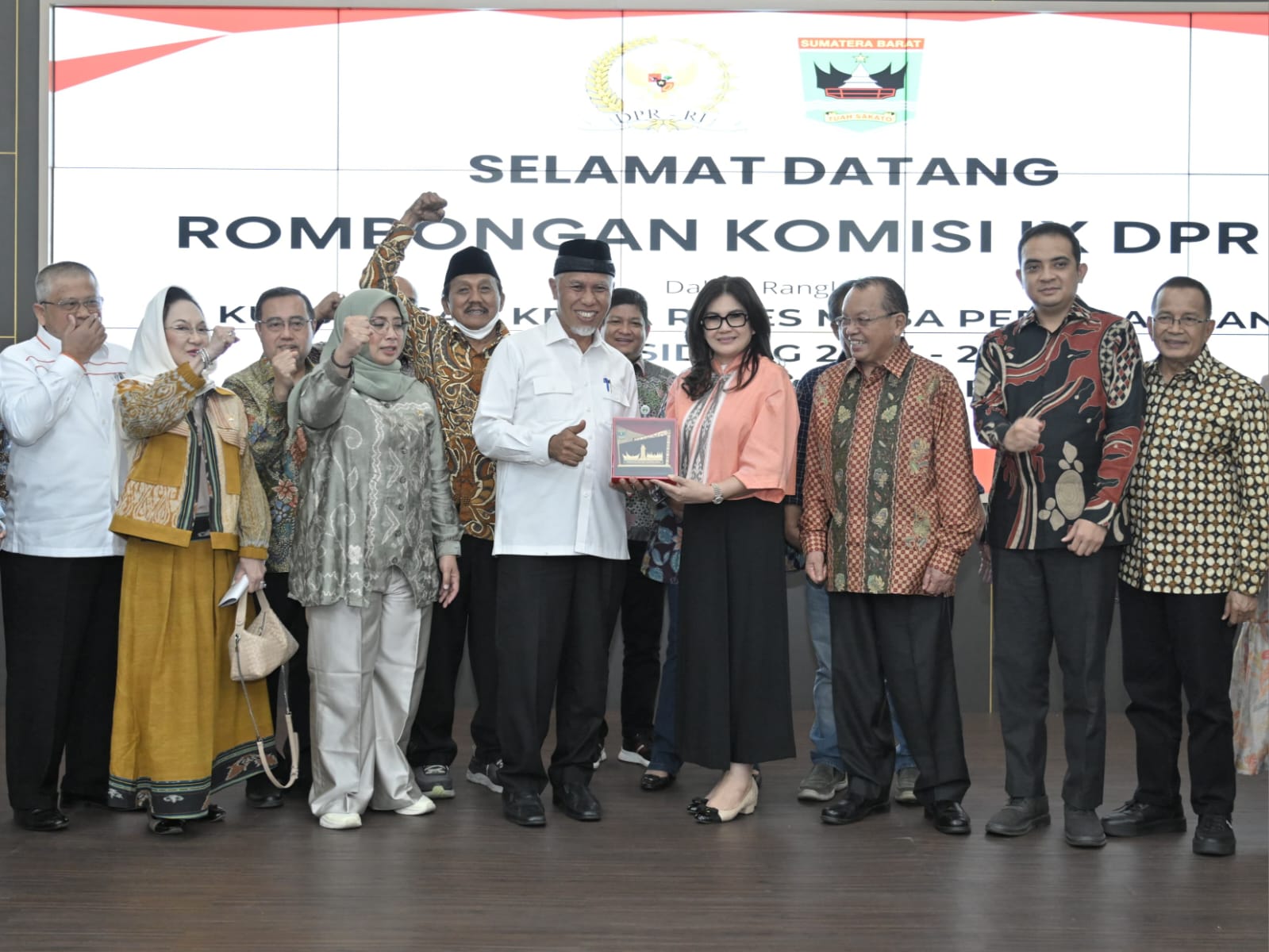Gubernur Sumatera Barat, Mahyeldi, beserta jajaran menyambut kedatangan rombongan kunjungan kerja Komisi IX DPR RI ke Sumbar, di Auditorium Gubernuran, Rabu (4/10/2023). Foto Adpsb. 