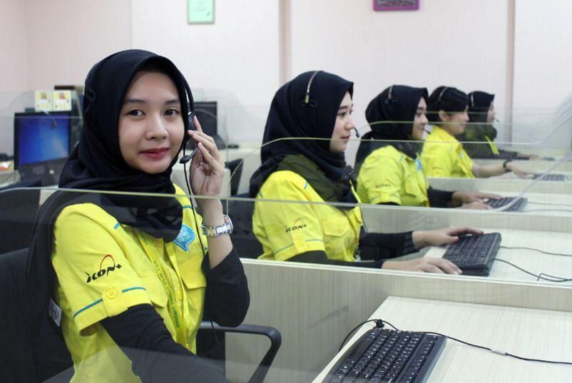 Petugas Contact Center PLN selalu siap melayani pelanggan dengan senyuman.
