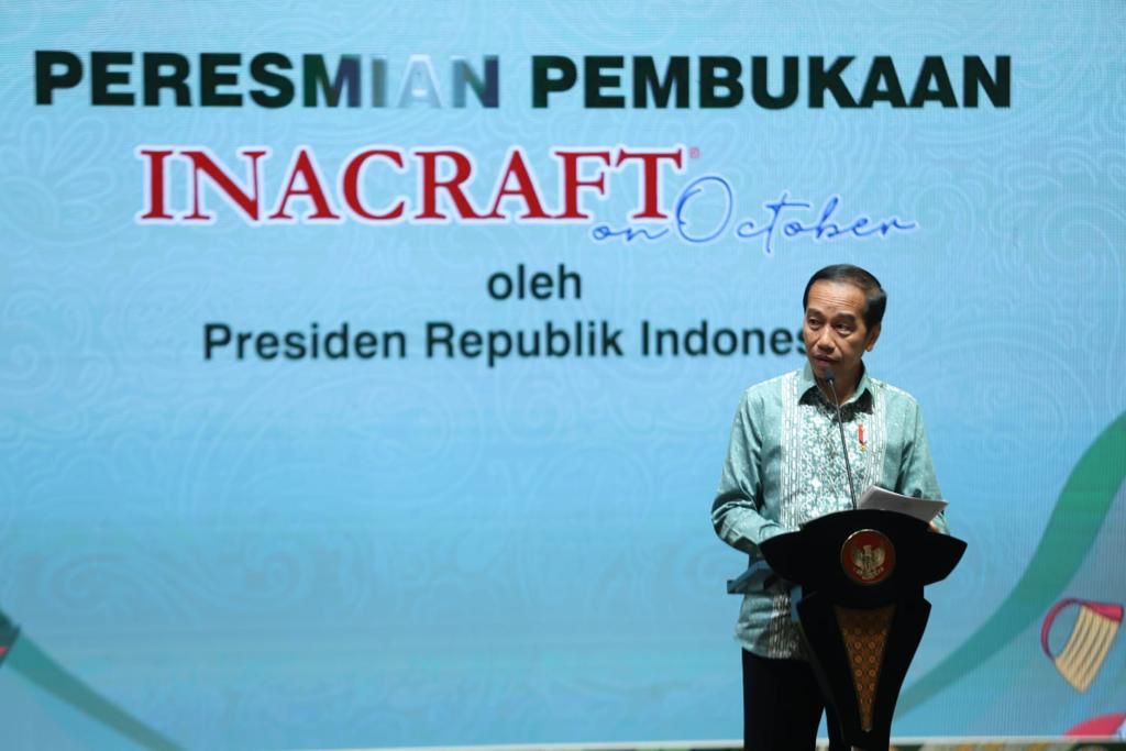 Presiden Republik Indonesia Joko Widodo saat memberikan sambutan pada Jakarta International Handicraft Trade Fair (INACRAFT) 2023 di Jakarta Convention Center (JCC), Rabu (4/10).