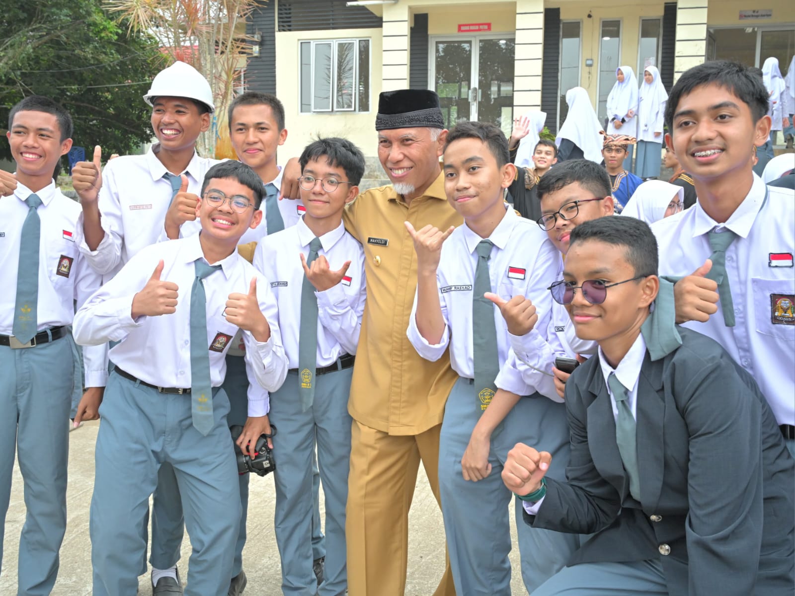 Gubernur Sumbar Mahyeldi tampak ceria bersama siswa SMA 1 Sumbar, Senin (9/10/2023) di Padang Panjang. Foto Adpsb. 