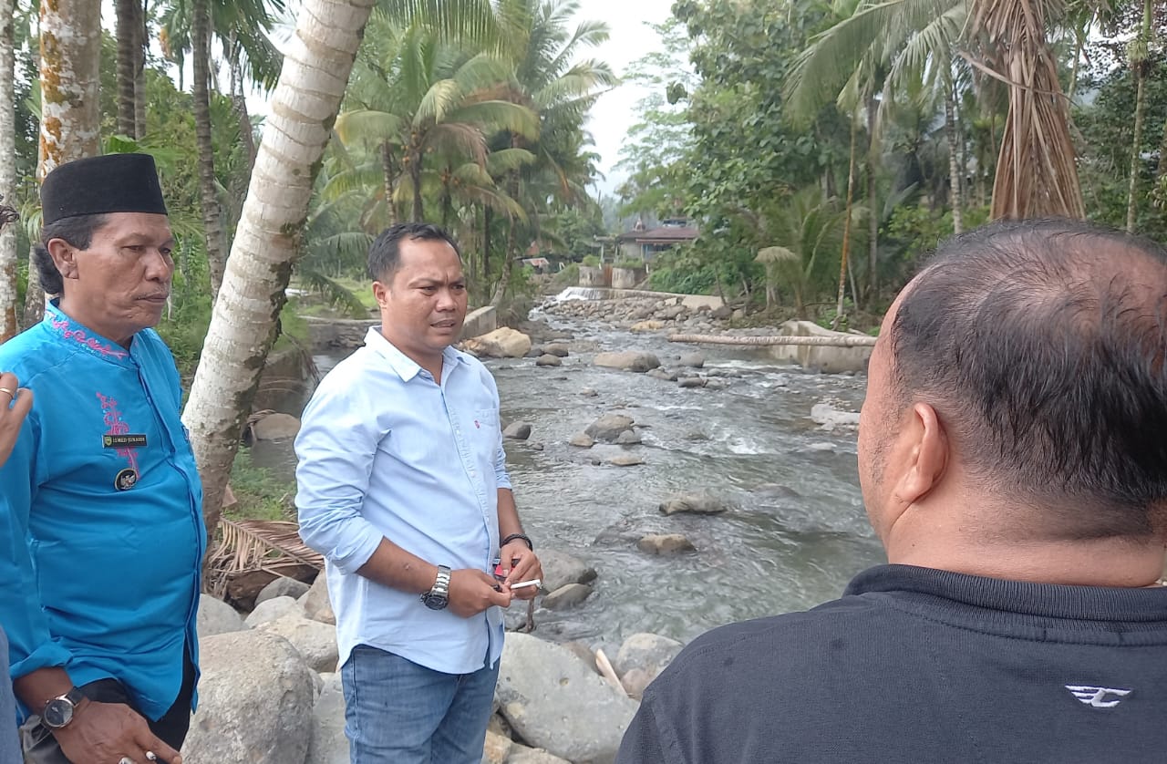 Anggota DPRD Sumbar, Donizar bersama Tim dari Dinas PSDA Sumbar tinjau lokasi pasca banjir di Sungai Dareh Nagari Limo Koto, Bonjol