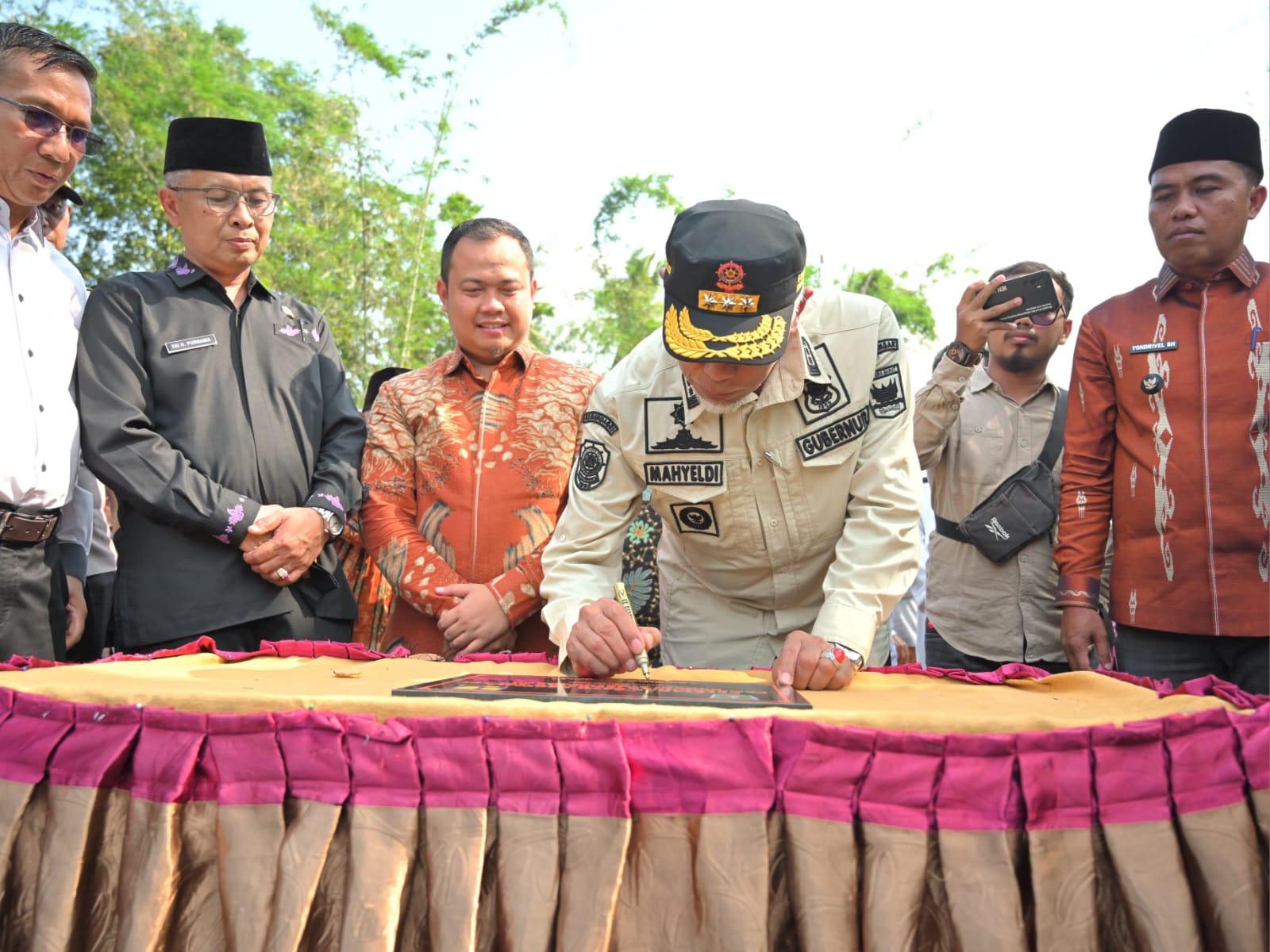 Gubernur Sumbar Mahyeldi, menandatangani prasasti tanda dimulai pemangunan jembatan Api-api, di Simalanggang, Limapuluh kota, Jumat (13/10/2023). Foto Adpsb. 