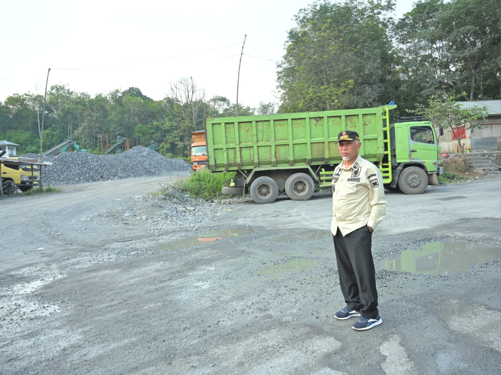 Gubernur Sumbar Mahyeldi, di lokasi jalan penghubung Payakumbuh-Lintau tepatnya pada ruas Lareh Sago Halaban-Lintau kondisinya rusak diusulkan diperbaiki. Foto Adpsb. 
