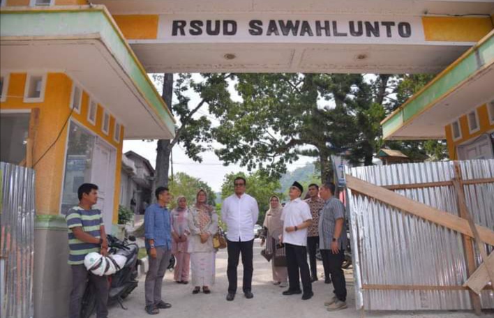 Pj Wali Kota Sawahlunto Dr. Zefnihan, AP, MSi, tinjau perkembangan proyek pembangunan gedung baru Instalasi Gawat Darurat (IGD) dan Radiologi di Rumah Sakit Umum Daerah (RSUD) Kota Sawahlunto