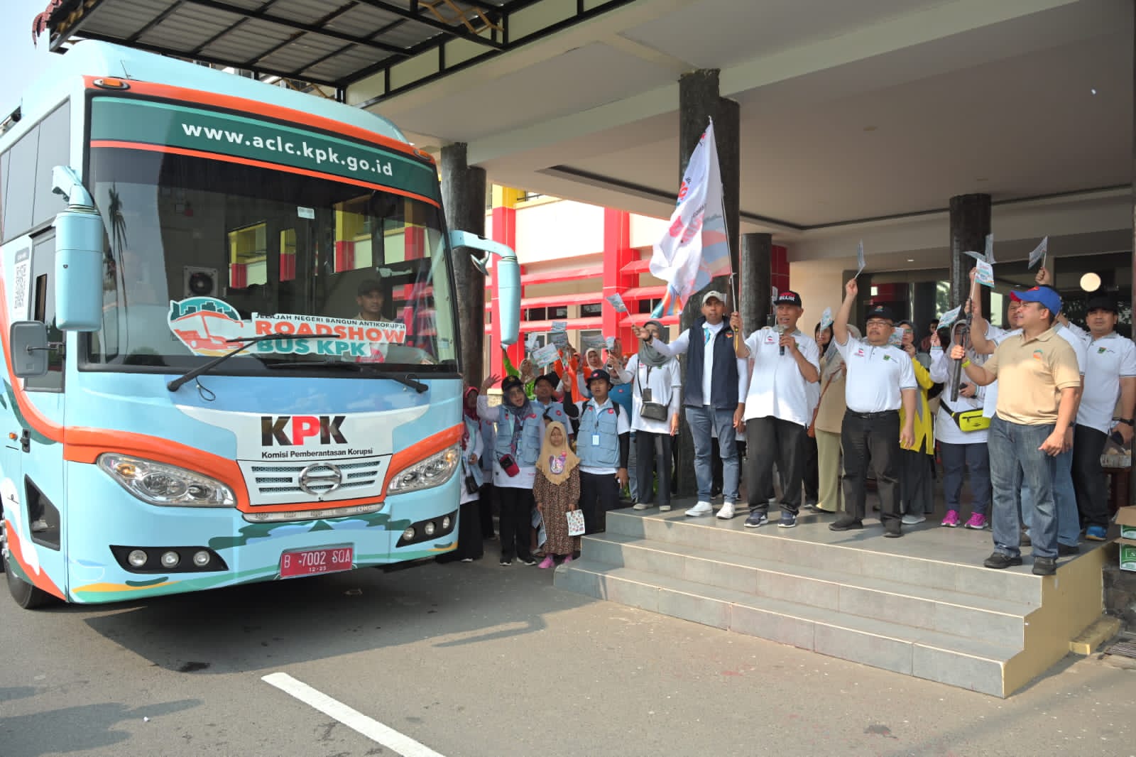 Gubernur Sumbar Mahyeldi dan sejumlah pejabat melepas tim Roadshow Bus KPK untuk melanjutkan program edukasi anti korupsi ke provinsi Sumatera Utara, Minggu 15/10/2023). Foto Adpsb. 