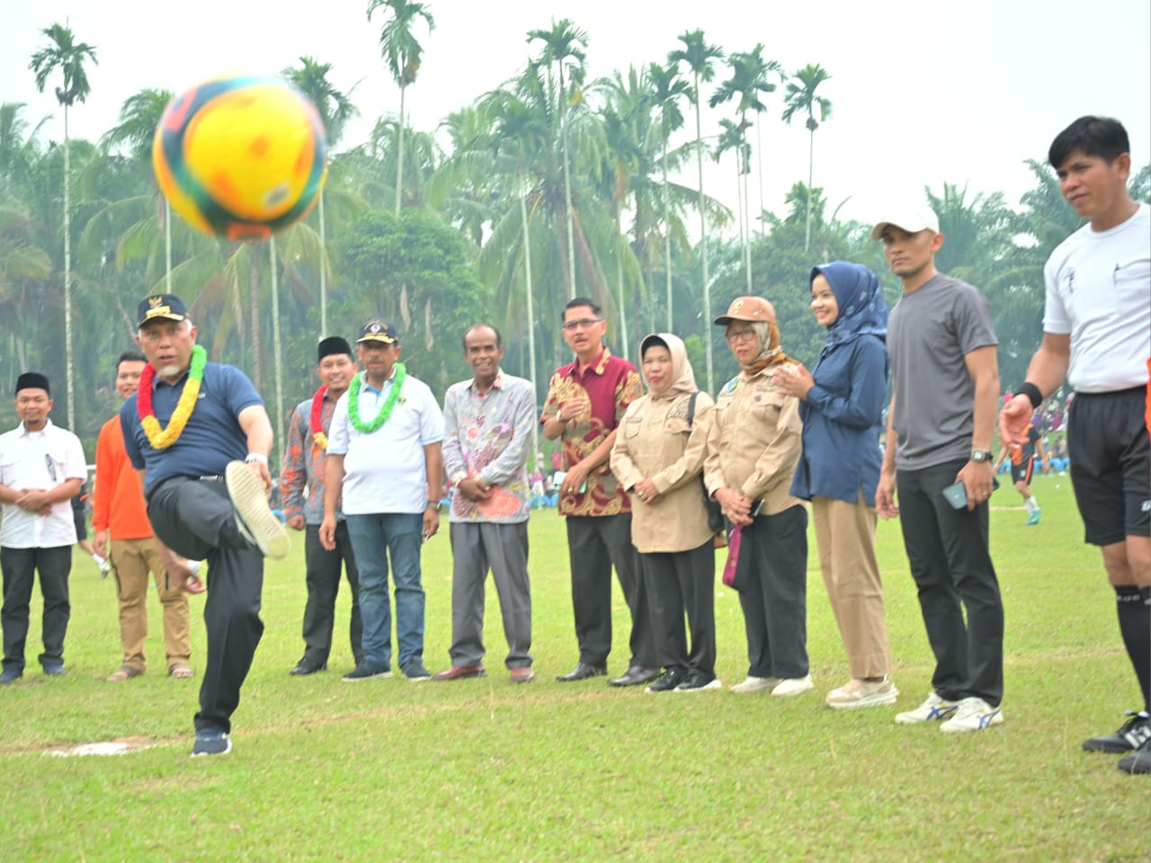 Gubernur meresmikan turnamen Sepakbola pelajar SMA se Kabupaten Pesisir Selatan. Foto Adpsb. 