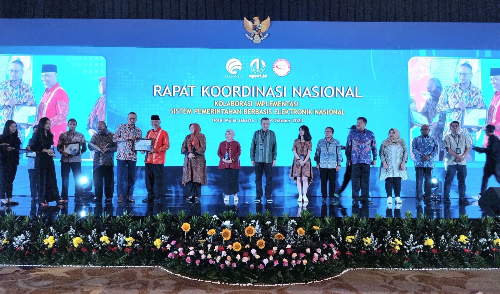 Gubernur Sumbar, Mahyeldi saat menerima penghargaan dari Kementerian Kominfo, Selasa (17/10/2023), di Jakarta.