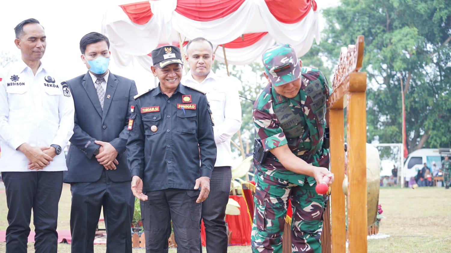 Komandan Korem 032/Wirabraja Brigjen TNI Rayen Obersyl tutup kegiatan TMMD ke-118 yang dipusatkan di lapangan sepak bola Nagari Tanjung Alai
